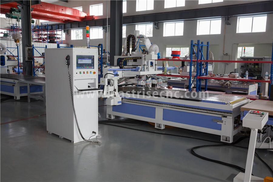 1325 Carica e scarica ATC CNC Router con testa noiosa