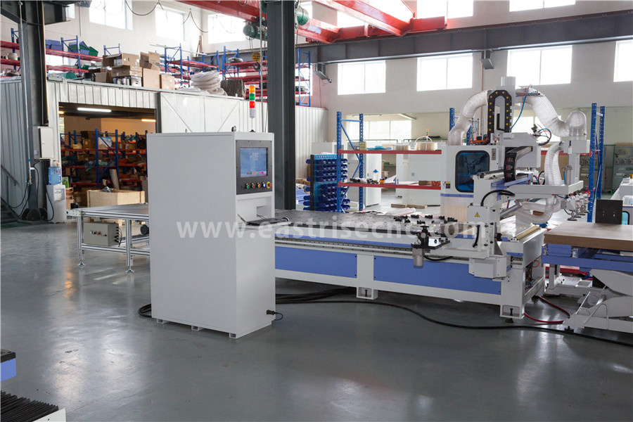 1325 Carica e scarica ATC CNC Router con testa noiosa