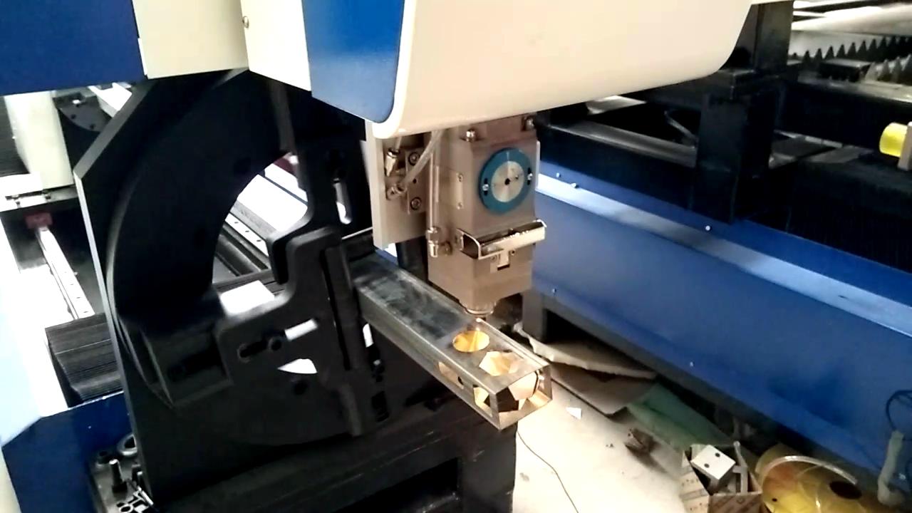 Macchina da taglio laser a fibra per lamiere piatte e tubi metallici